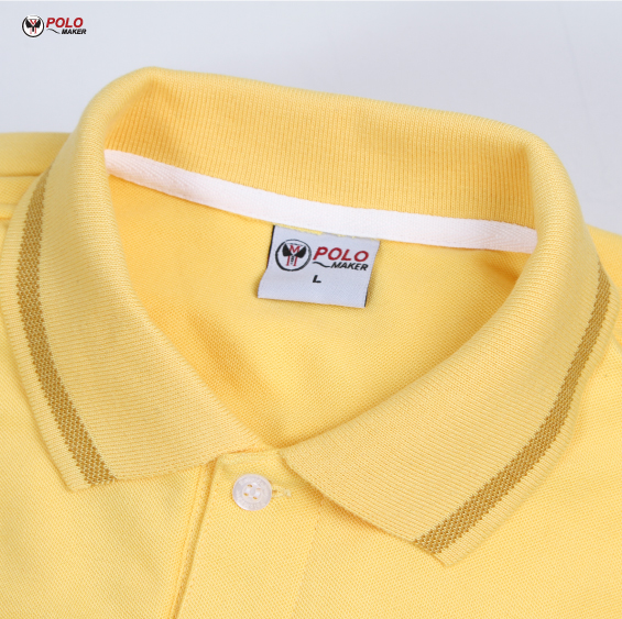 แบบปกเสื้อเหลืองประดับตราสัญลักษณ์